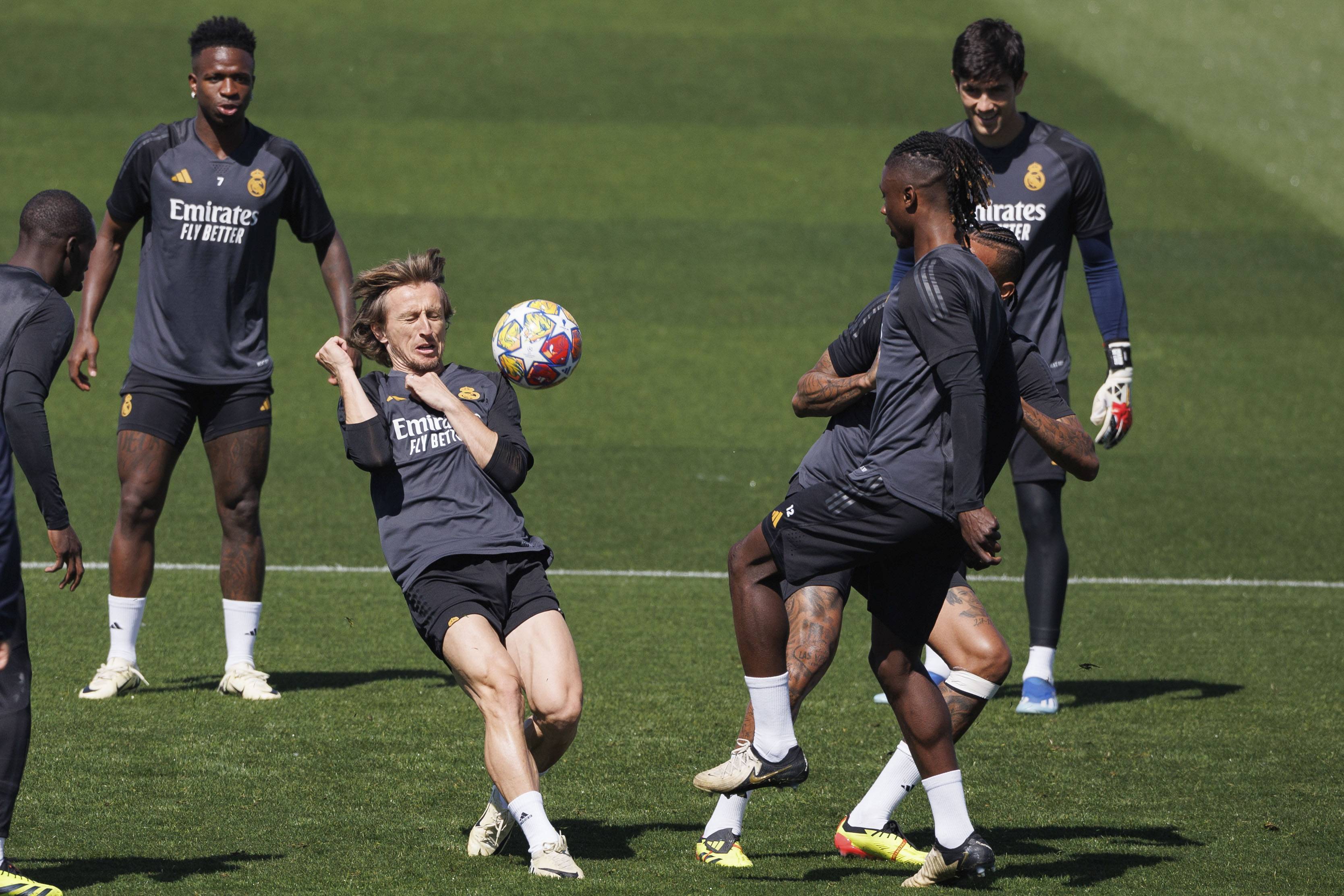 九游体育官网 -赛前体能课后，费耶诺德远射贴柱备战欧冠，信心回归，医务组通报恢复(伦佐皮亚诺的20岁)