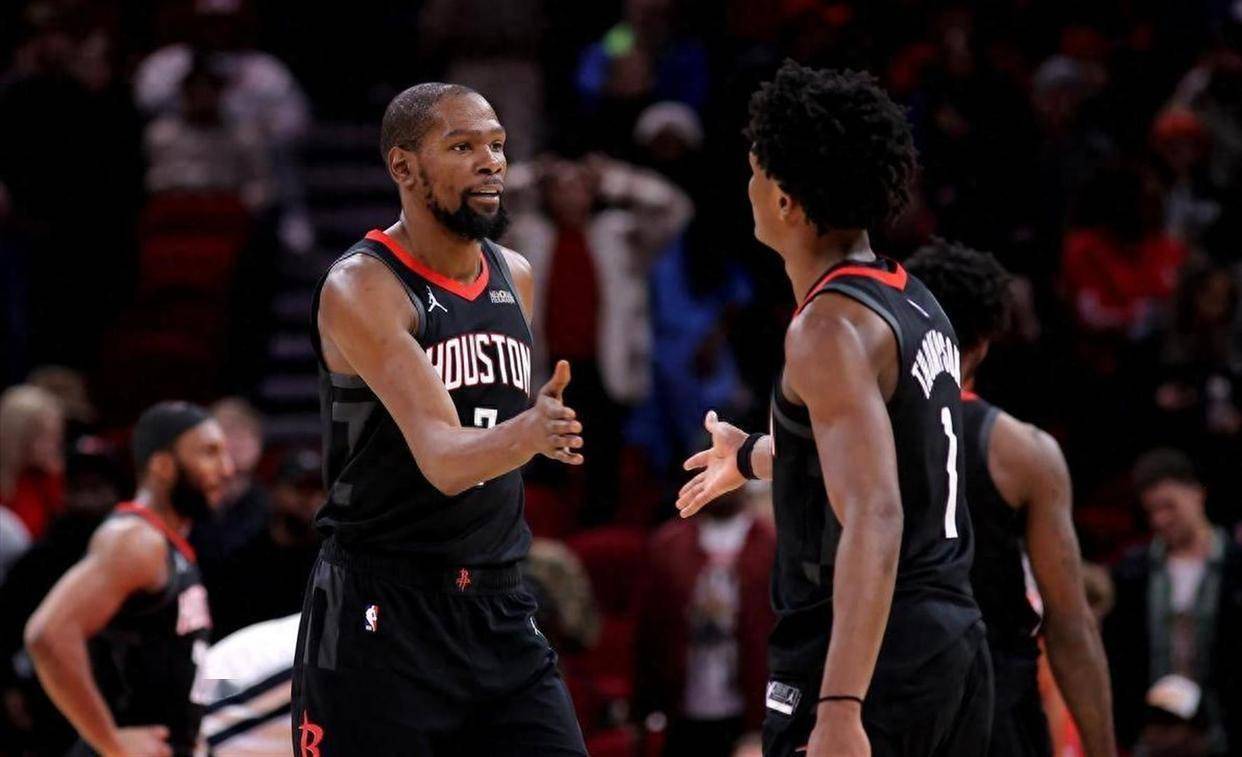 包含莱万多夫斯基在加拿大队比赛中晋级杜兰特在德国队比赛中失利，加时末段辽宁本钢备战欧篮联瞬间刷屏的词条